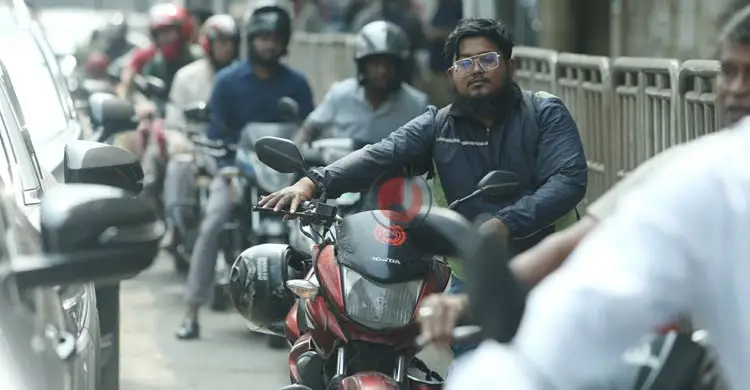 শঙ্কায় বোতলে তেল মজুত করছেন মোটরসাইকেল চালকরা