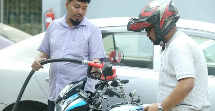 শঙ্কায় বোতলে তেল মজুত করছেন মোটরসাইকেল চালকরা