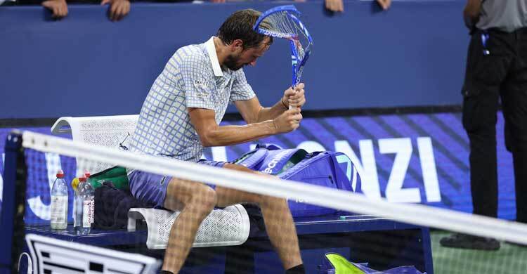 শুরুতেই হেরে র‌্যাকেট ভাঙলেন মেদভেদেভ! জিতলেন জকোভিচ, সাবালেঙ্কা