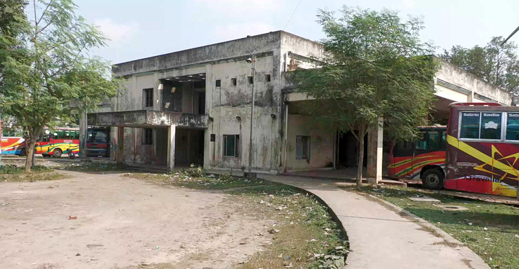 ঠাকুরগাঁও কেন্দ্রীয় বাস টার্মিনালে উদ্বোধনের পর থেকেই ঝুলছে তালা