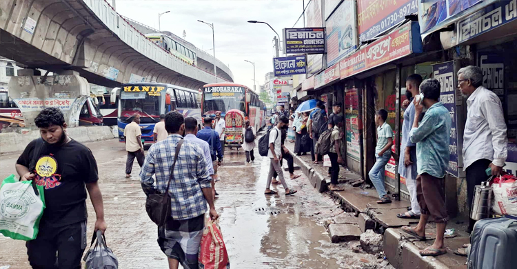 ৪ দিনের ছুটি শুরু, ঢাকা ছাড়তে সায়েদাবাদে বৃষ্টি মাথায় যাত্রীরা