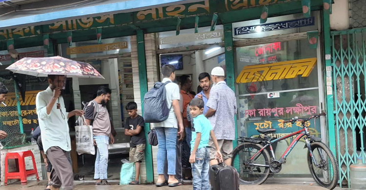 ৪ দিনের ছুটি শুরু, ঢাকা ছাড়তে সায়েদাবাদে বৃষ্টি মাথায় যাত্রীরা