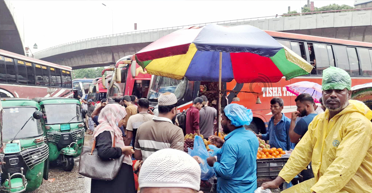৪ দিনের ছুটি শুরু, ঢাকা ছাড়তে সায়েদাবাদে বৃষ্টি মাথায় যাত্রীরা