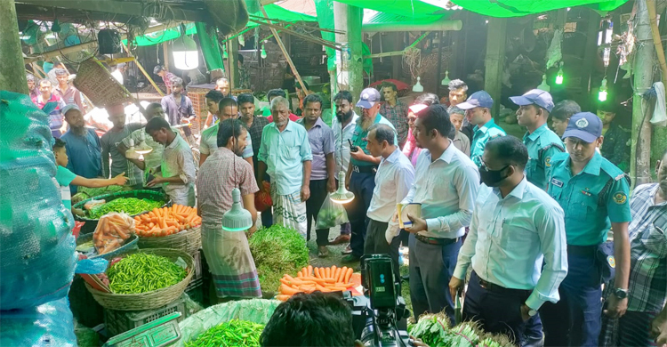 মূল্য তালিকা না রাখায় চট্টগ্রামে ৩ কাঁচা মরিচ বিক্রেতাকে জরিমানা