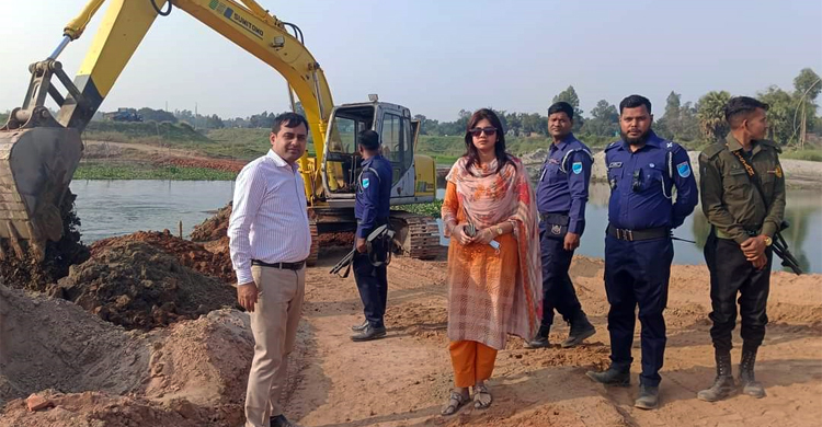 ৯ মাটি ব্যবসায়ীকে ১০ লাখ টাকা জরিমানা, ভেকু-ট্রাক জব্দ