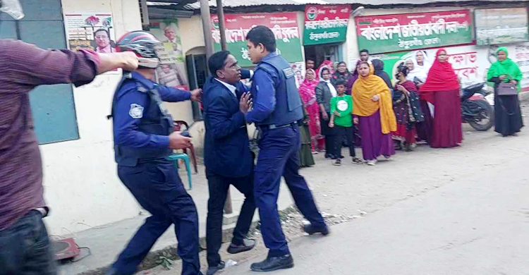 ঠাকুরগাঁওয়ে মহিলা দলের বিক্ষোভ থেকে আইনজীবী আটক