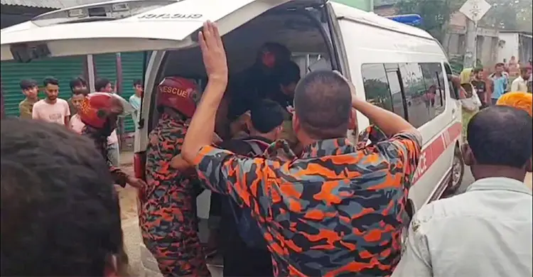 ঠাকুরগাঁওয়ে মোটরসাইকেলের নিয়ন্ত্রণ হারিয়ে প্রাণ গেলো দুই বন্ধুর