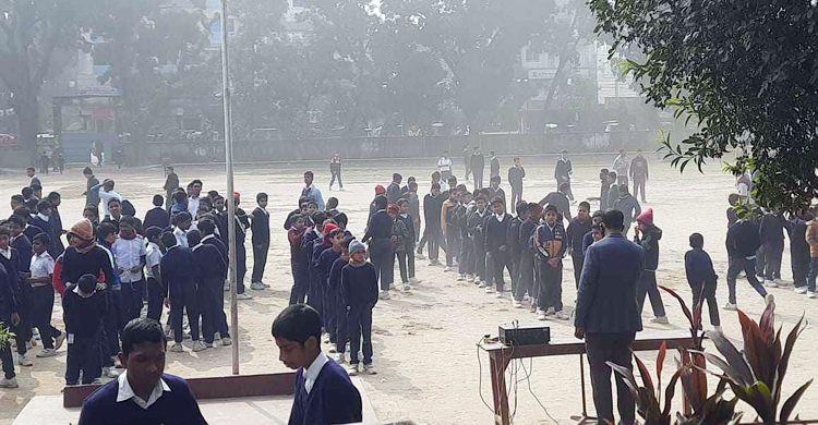 তীব্র শীতেও ঠাকুরগাঁওয়ে স্কুল বন্ধ নিয়ে হযবরল অবস্থা