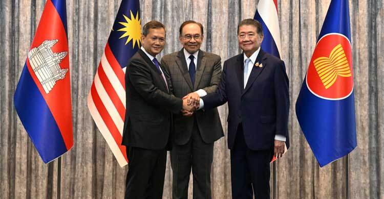 কয়েক ঘণ্টা না পেরোতেই যুদ্ধবিরতি ভেঙেছে কম্বোডিয়া: থাইল্যান্ড