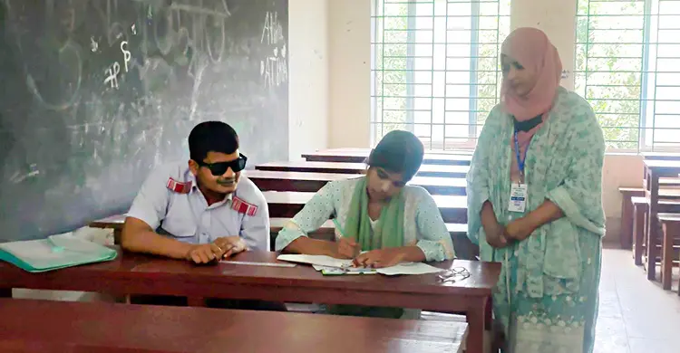 দৃষ্টি নেই, তবুও অটুট শরীফ