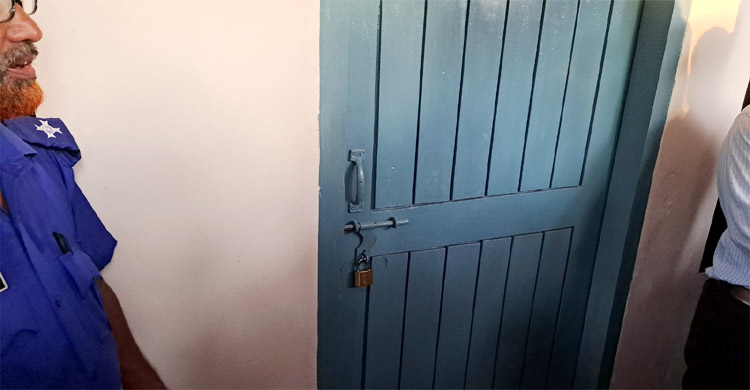 &lsquo;দোসর&rsquo; বলে ইউপি চেয়ারম্যানের রুমে তালা দিলেন বিএনপি নেতা-কর্মীরা