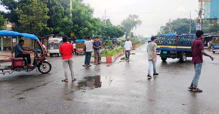 ঠাকুরগাঁওয়ে সড়কে ট্রাফিক পুলিশের ভূমিকায় শিক্ষার্থীরা
