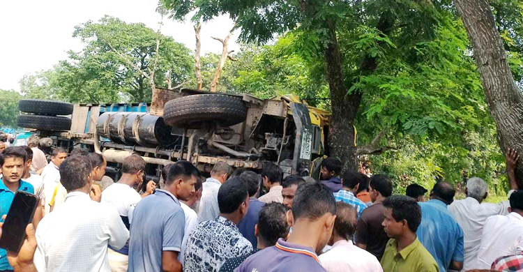 ঠাকুরগাঁওয়ে সবজিবোঝাই ট্রাক উল্টে ২ শ্রমিক নিহত