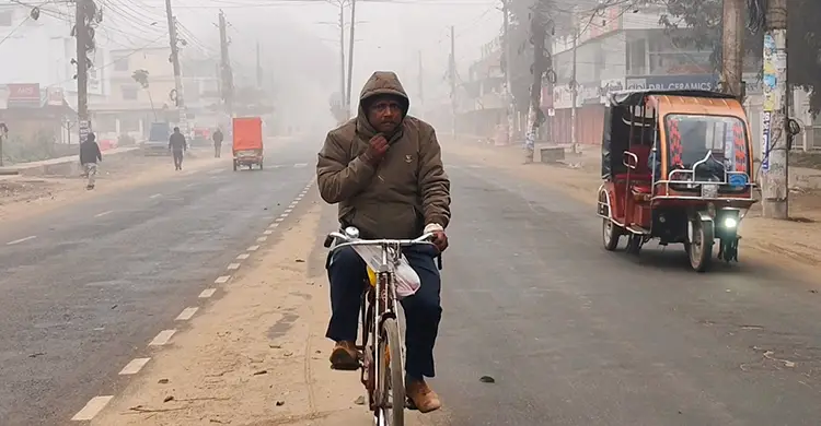 ঠাকুরগাঁওয়ে বৃষ্টির মতো ঝরছে কুয়াশা, শীতে বিপর্যস্ত জনজীবন