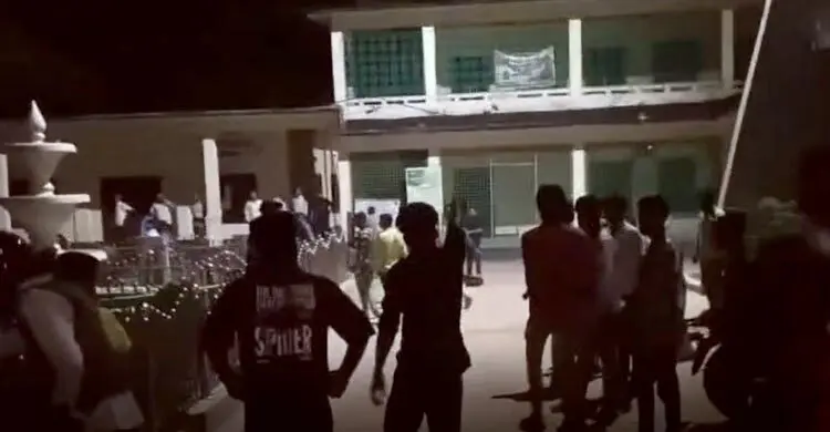 রাতে প্রকল্প কর্মকর্তার অফিসে গণঅধিকার-ছাত্রদল নেতাকর্মীদের সংঘর্ষ