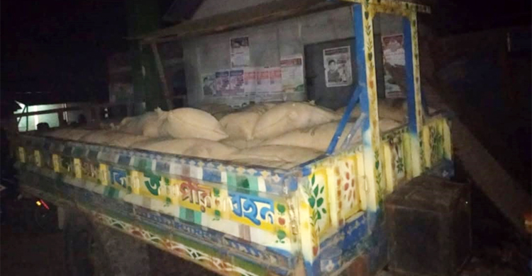 সরকারি চাল চুরির সময় স্বেচ্ছাসেবক দল নেতা আটক