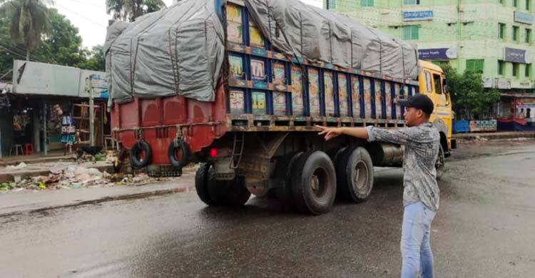ঠাকুরগাঁওয়ে সড়কে ট্রাফিক পুলিশের ভূমিকায় শিক্ষার্থীরা