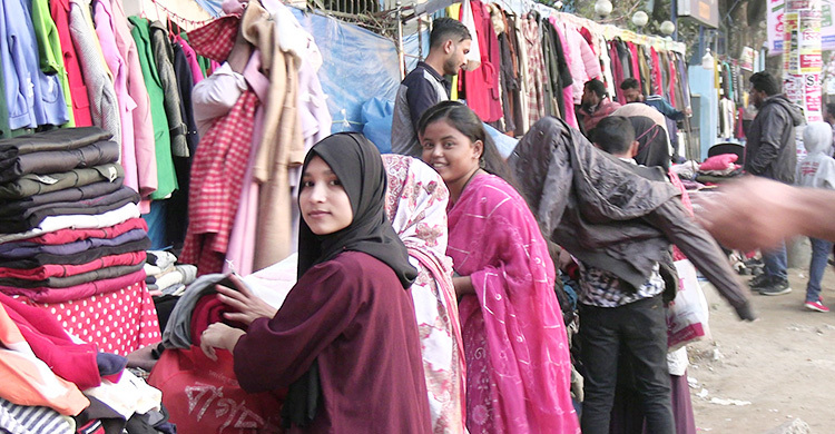 ঠাকুরগাঁওয়ে উষ্ণতা খুঁজতে ফুটপাতে উপচে পড়া ভিড়