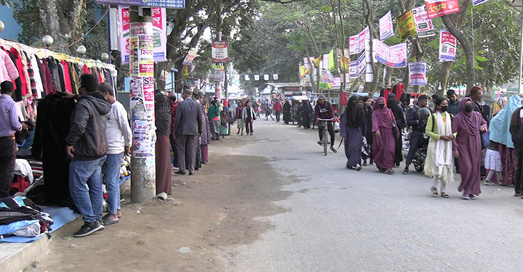 ঠাকুরগাঁওয়ে উষ্ণতা খুঁজতে ফুটপাতে উপচে পড়া ভিড়