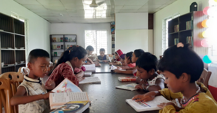 জ্ঞানের আলো ছড়াচ্ছে ‘পদ্মা গ্রন্থাগার’