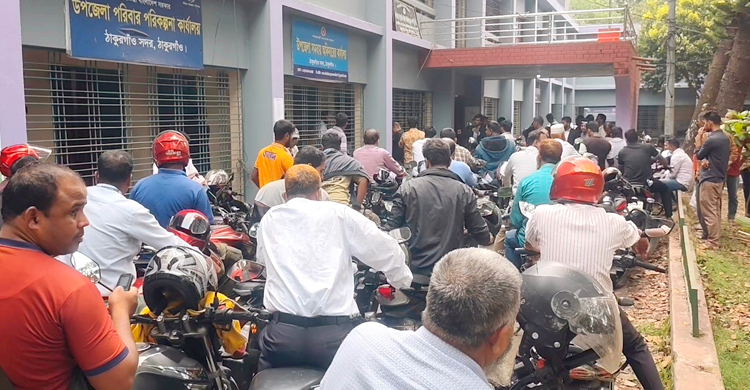 ফুয়েল কার্ড নিতেও দীর্ঘ লাইন, বাড়ছে ভোগান্তি