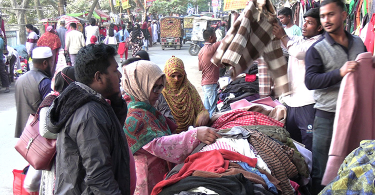 ঠাকুরগাঁওয়ে উষ্ণতা খুঁজতে ফুটপাতে উপচে পড়া ভিড়
