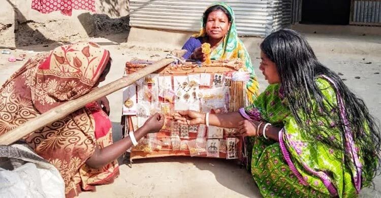 ঠাকুরগাঁওয়ের প্রত্যন্ত অঞ্চলে এখনো কমেনি ‘হরেক মালের’ কদর