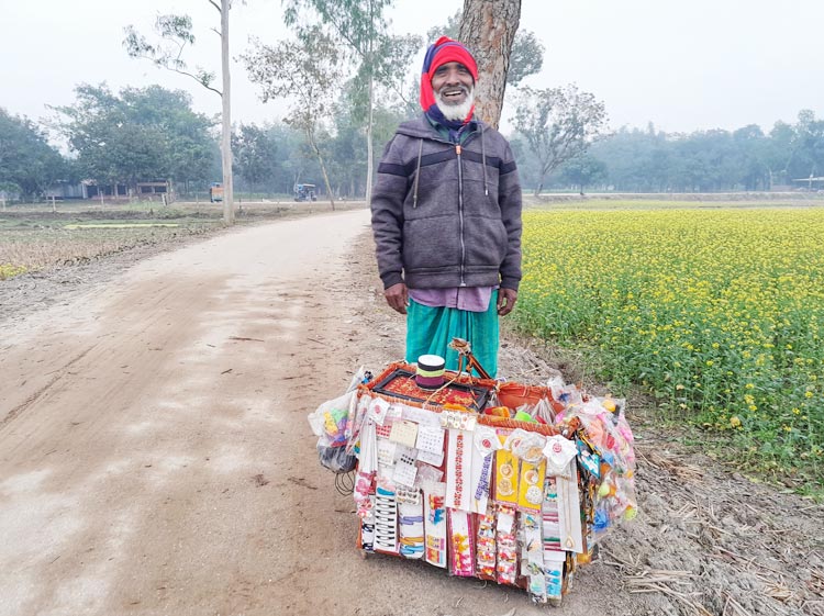 ঠাকুরগাঁওয়ের প্রত্যন্ত অঞ্চলে এখনো কমেনি &lsquo;হরেক মালের&rsquo; কদর
