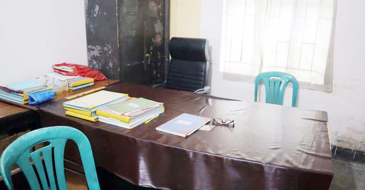 চিকিৎসক আসেন ইচ্ছামতো, মেলে না ওষুধ