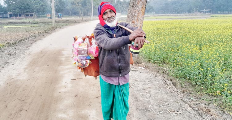 ঠাকুরগাঁওয়ের প্রত্যন্ত অঞ্চলে এখনো কমেনি &lsquo;হরেক মালের&rsquo; কদর