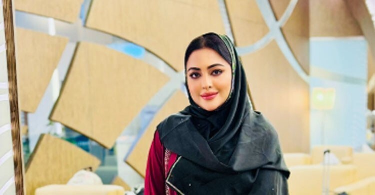 স্বামীর সঙ্গে ওমরাহ পালনে তানহা তাসনিয়া