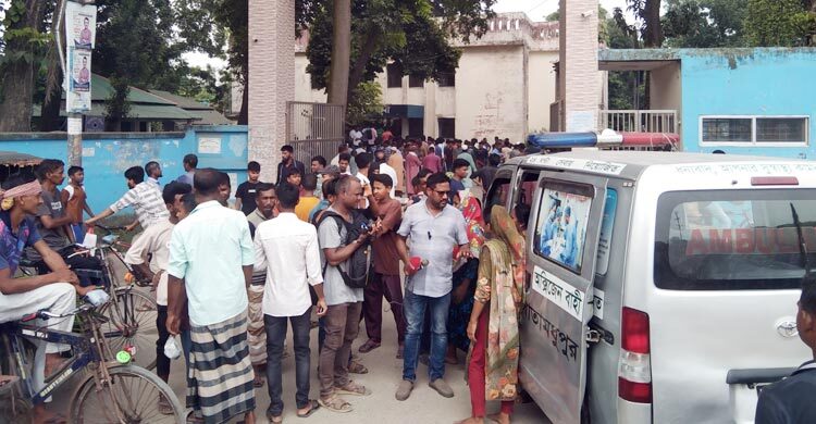 পেট্রোলের আগুনে বৃদ্ধ নিহত, মামলা না নেওয়ার অভিযোগে থানা ঘের