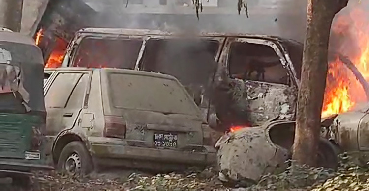 সিরাজগঞ্জ থানায় জব্দ করা গাড়িতে আগুন