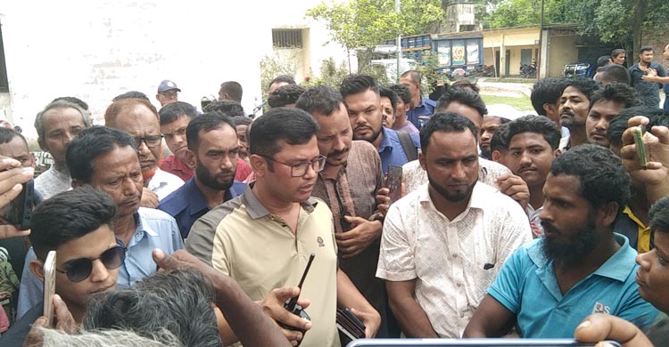 পেট্রোলের আগুনে বৃদ্ধ নিহত, মামলা না নেওয়ার অভিযোগে থানা ঘেরাও