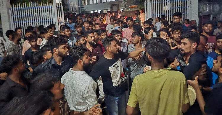 মামলা নিতে ঘুস দাবির অভিযোগ, মরদেহ নিয়ে থানা ঘেরাও এলাকাবাসী