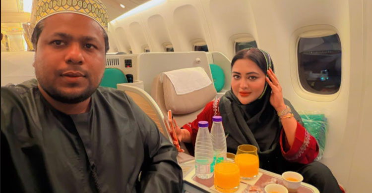 স্বামীর সঙ্গে ওমরাহ পালনে তানহা তাসনিয়া