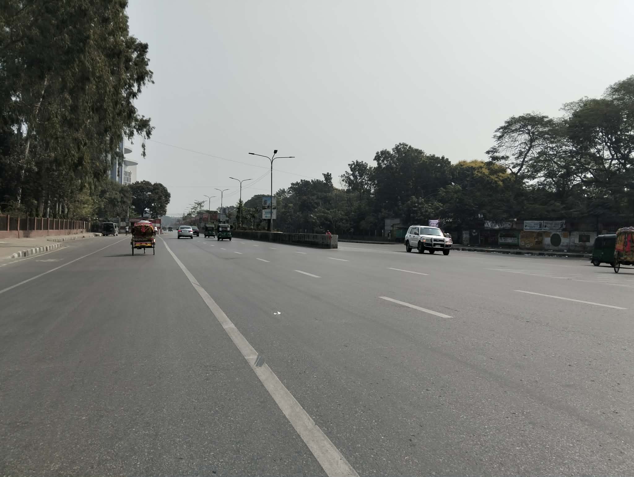 নগরজুড়ে সুনসান, চলছে ফাঁকা যানবাহন