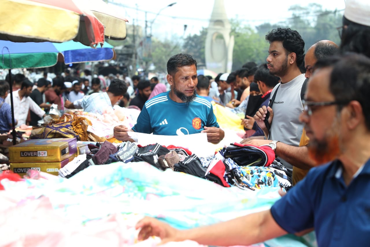 ভিড়ের মাঝে ফুটপাতেই উৎসবের রঙ