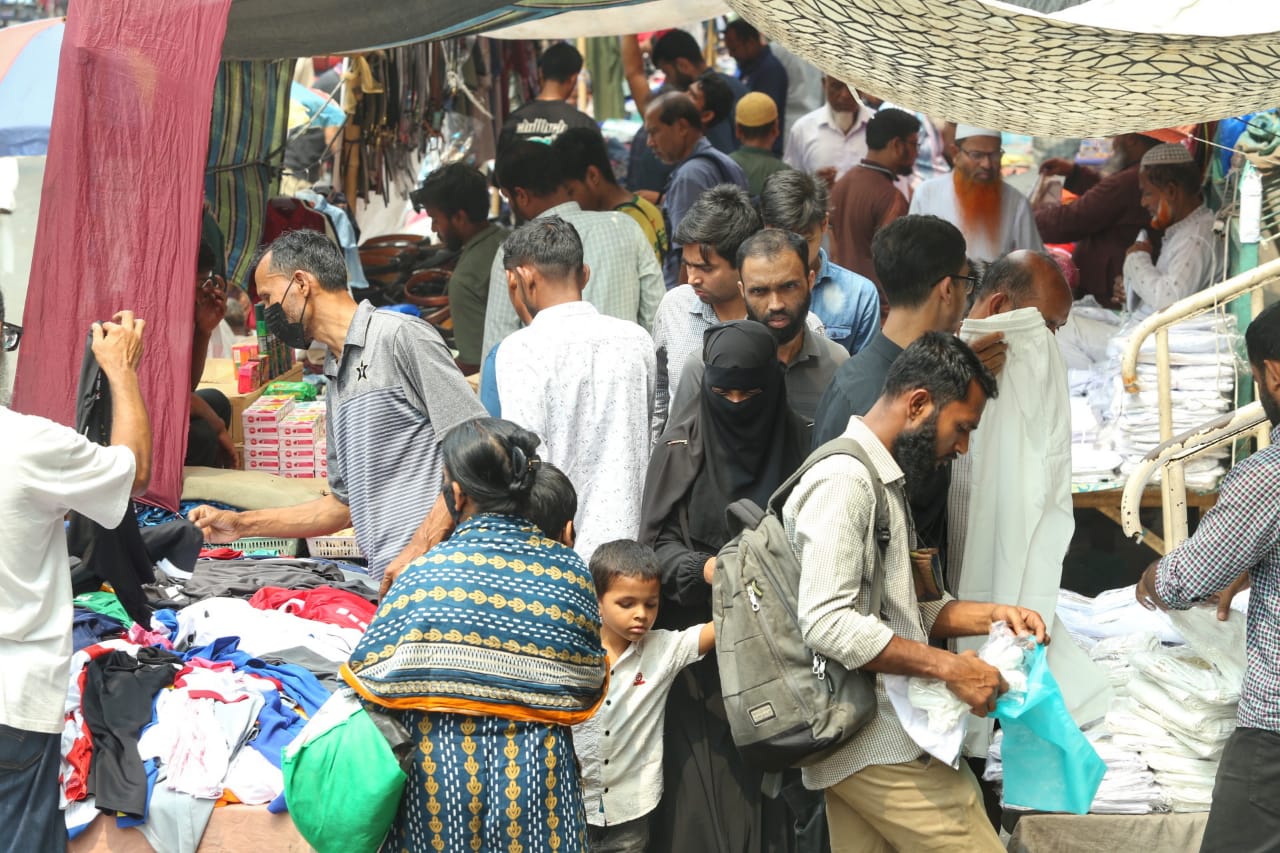 ভিড়ের মাঝে ফুটপাতেই উৎসবের রঙ