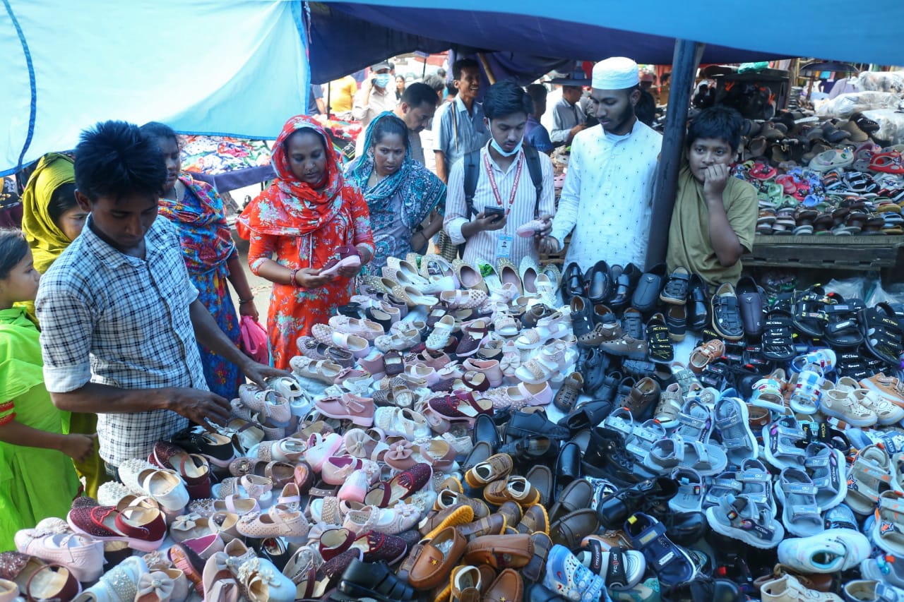 ভিড়ের মাঝে ফুটপাতেই উৎসবের রঙ