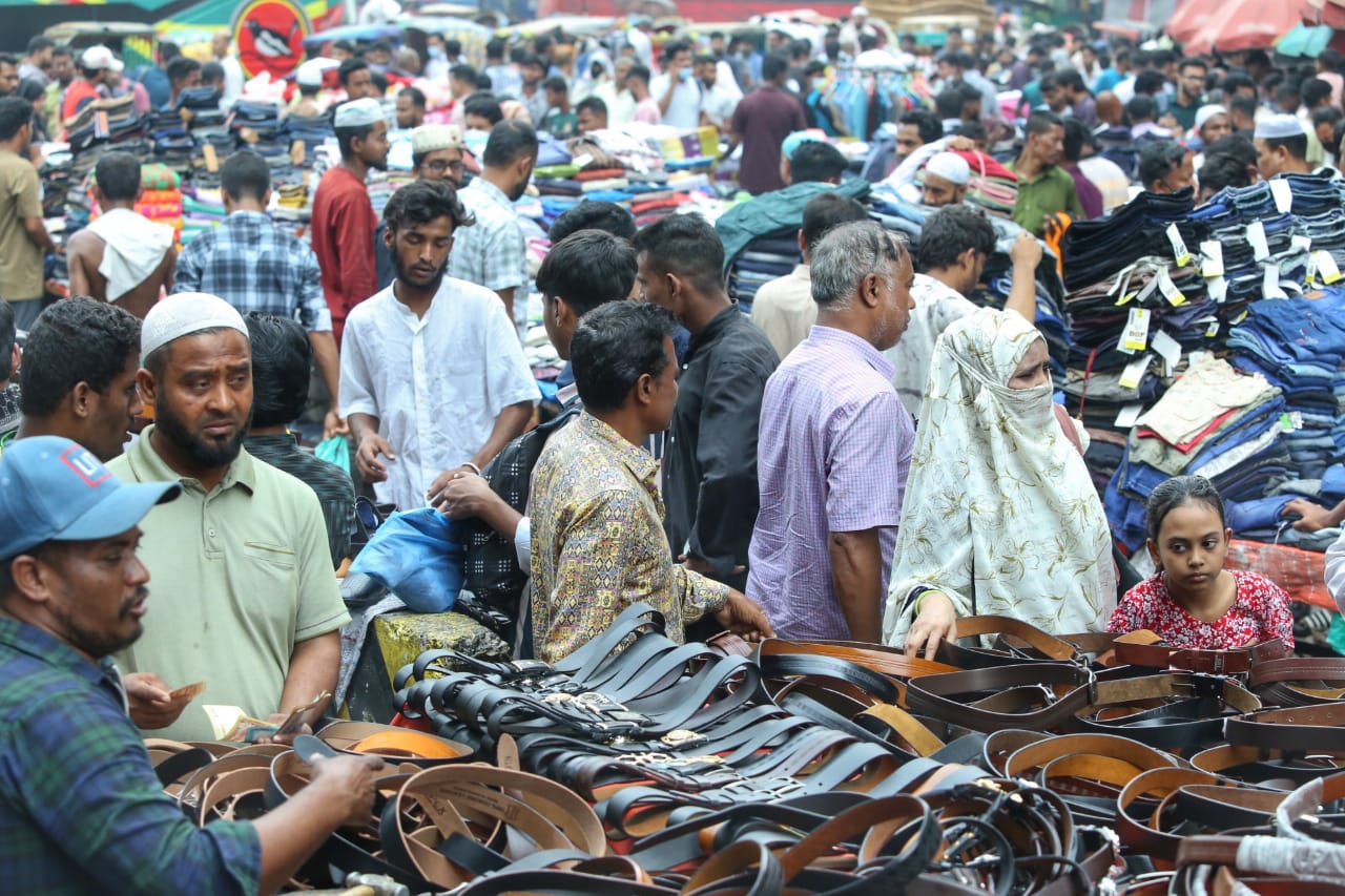 ভিড়ের মাঝে ফুটপাতেই উৎসবের রঙ