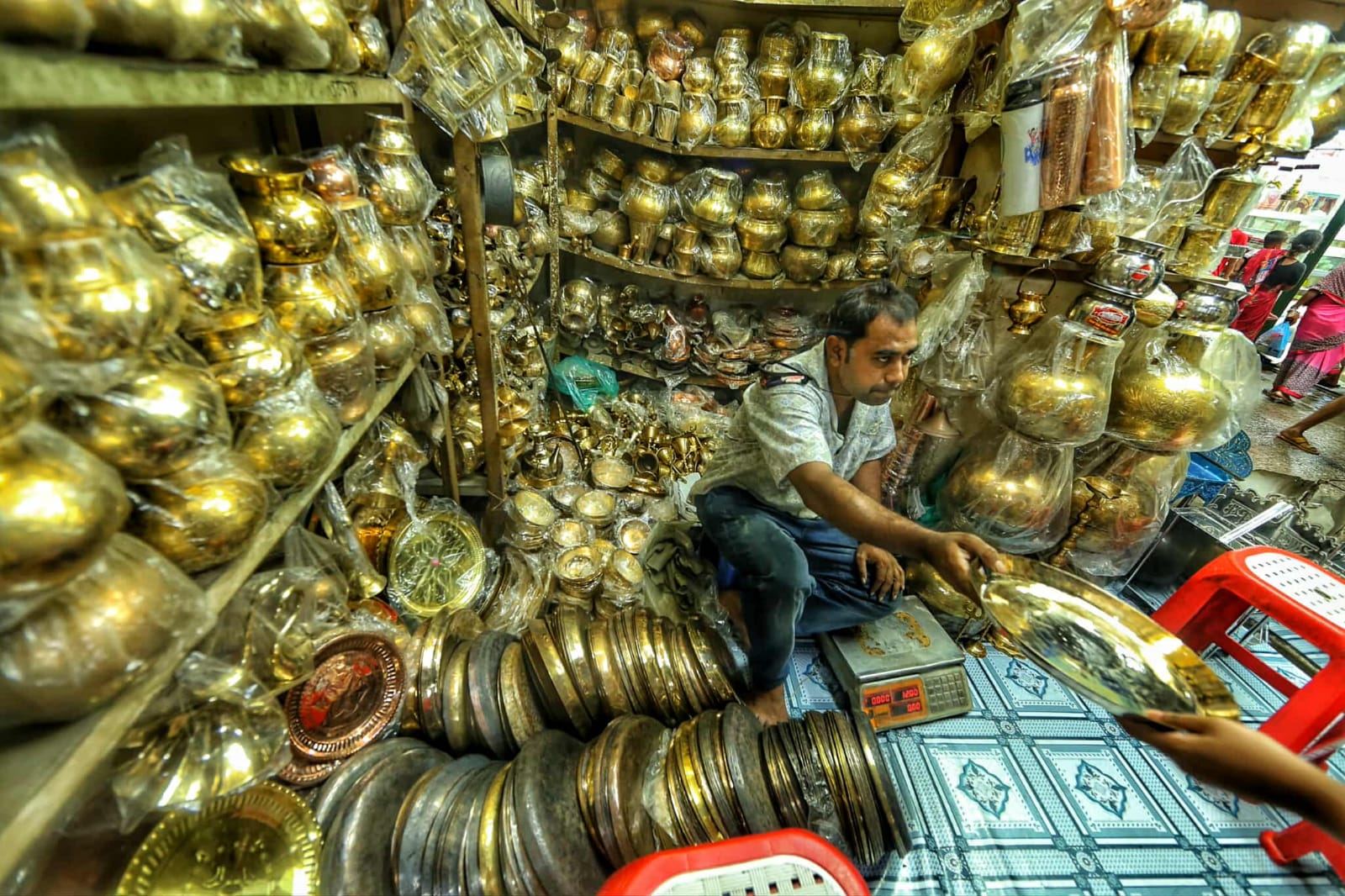 কাঁসা-পিতলের ঝলক আজও টিকে আছে পুরান ঢাকার অলিগলিতে
