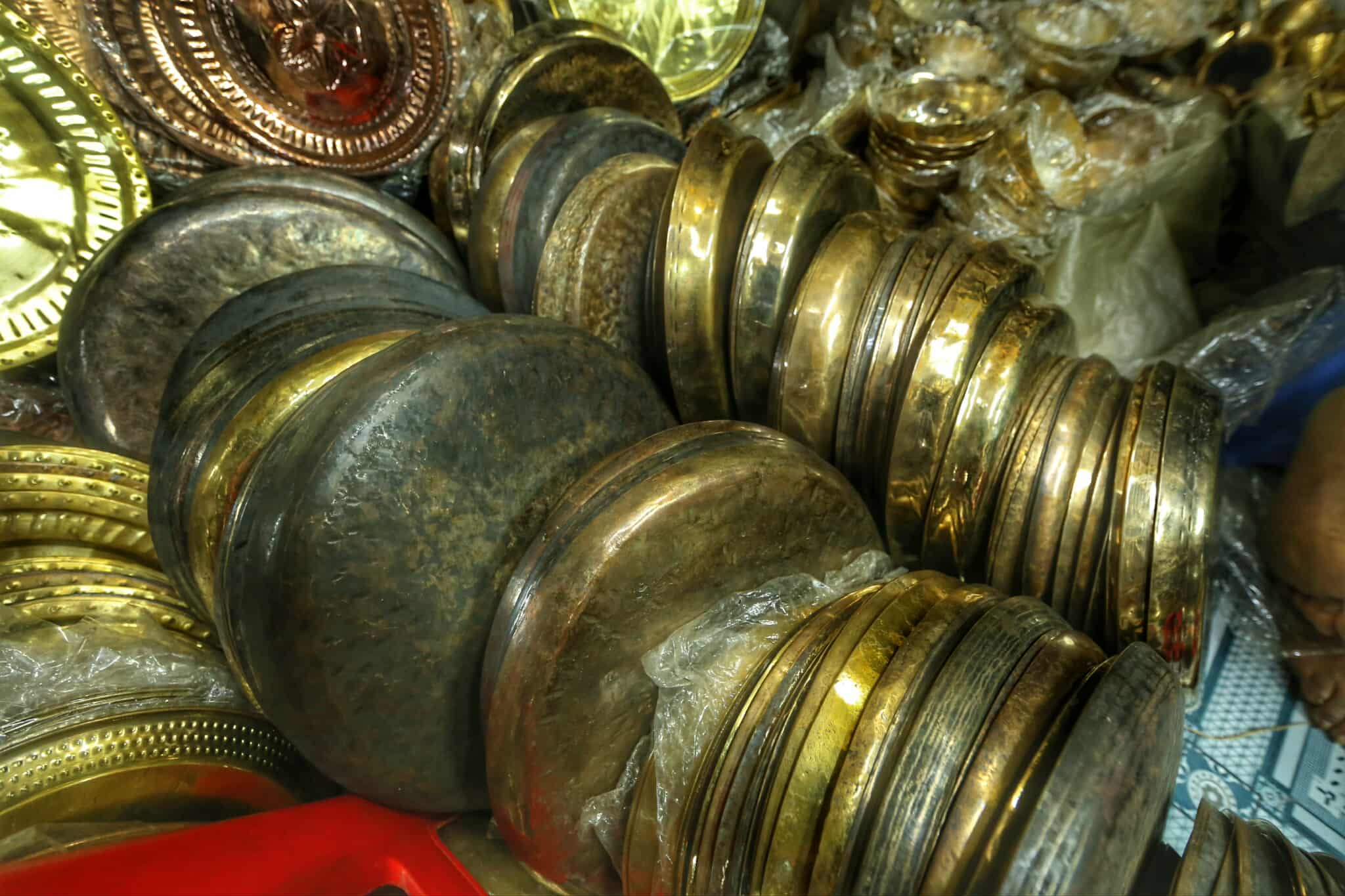 কাঁসা-পিতলের ঝলক আজও টিকে আছে পুরান ঢাকার অলিগলিতে