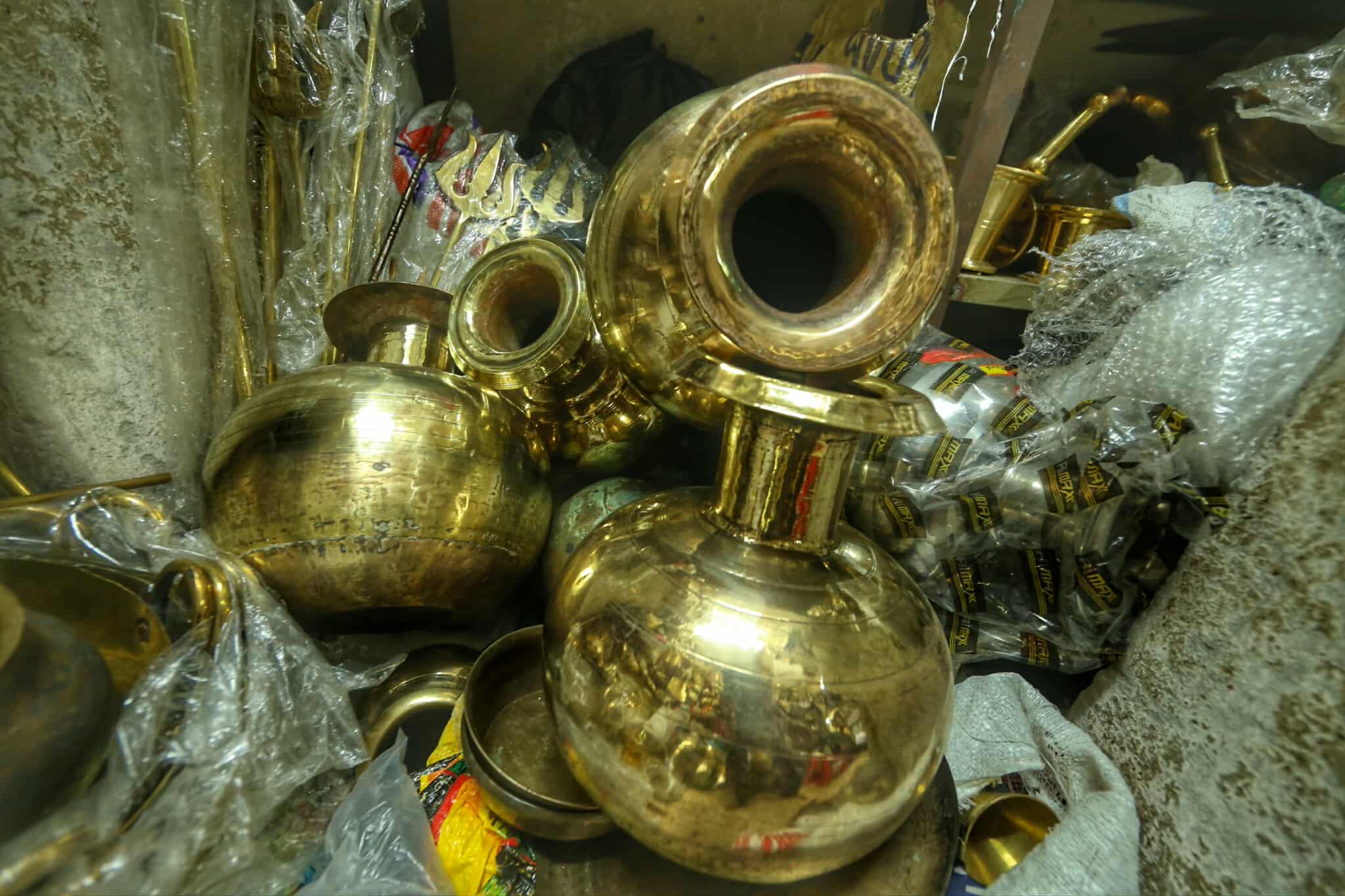 কাঁসা-পিতলের ঝলক আজও টিকে আছে পুরান ঢাকার অলিগলিতে