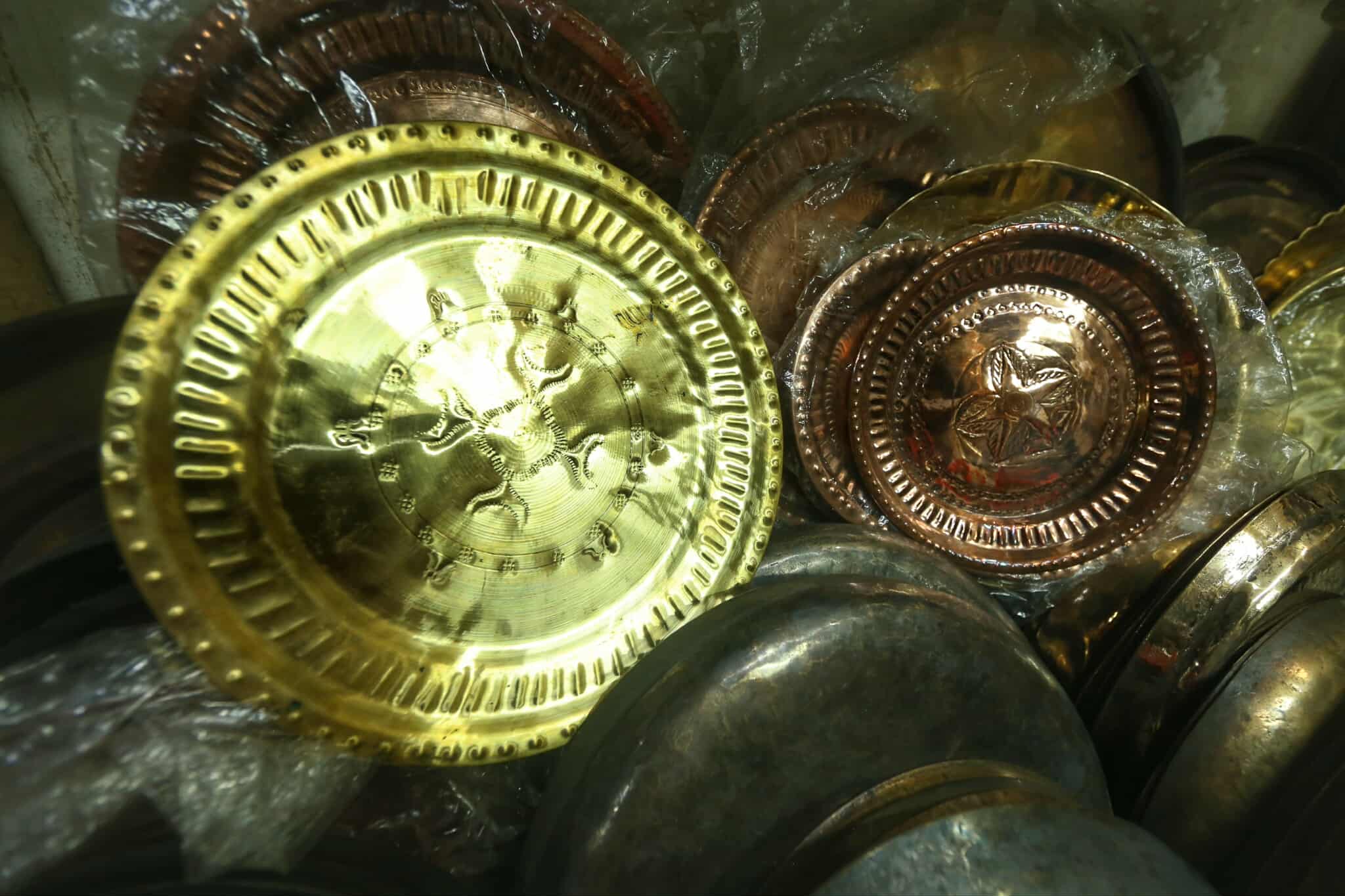 কাঁসা-পিতলের ঝলক আজও টিকে আছে পুরান ঢাকার অলিগলিতে