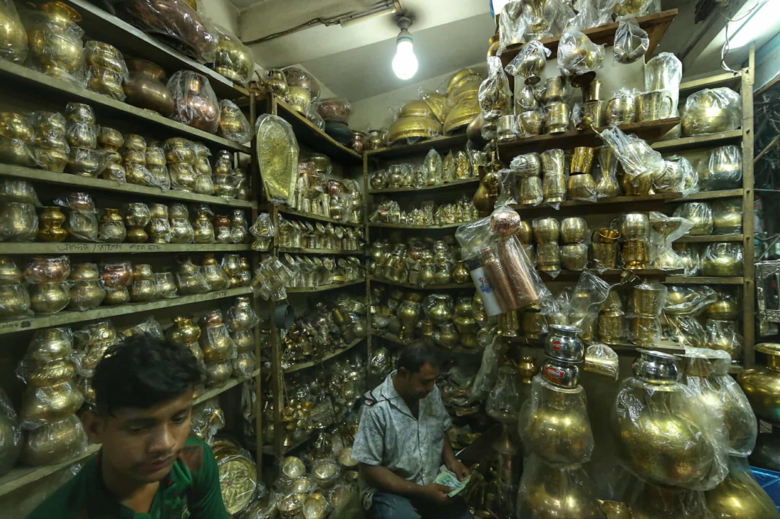 কাঁসা-পিতলের ঝলক আজও টিকে আছে পুরান ঢাকার অলিগলিতে