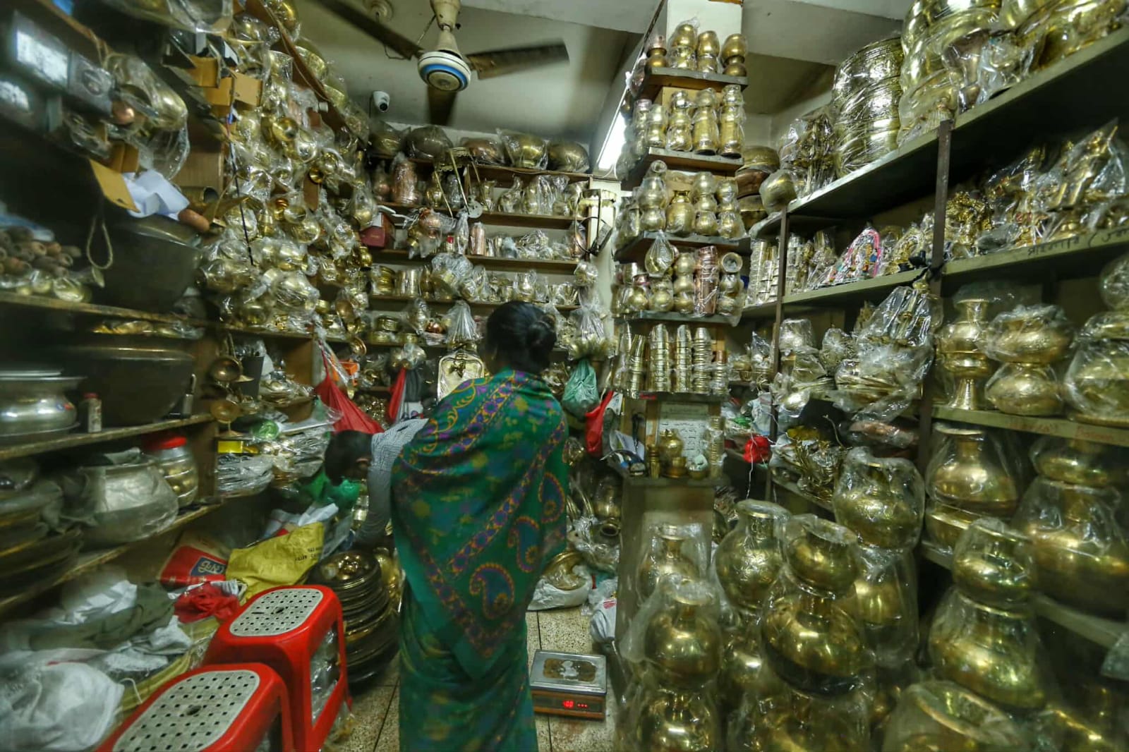 কাঁসা-পিতলের ঝলক আজও টিকে আছে পুরান ঢাকার অলিগলিতে