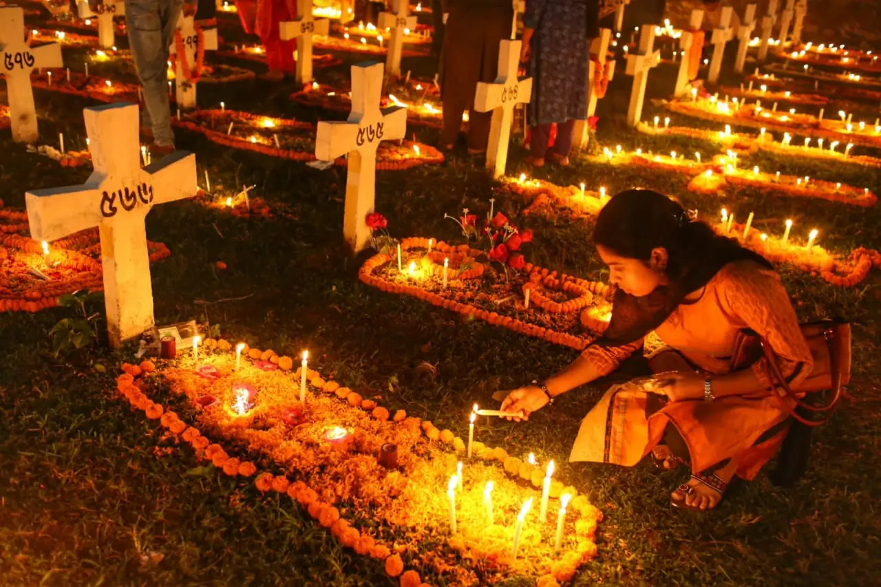 প্রার্থনার আলোয় স্মৃতির দীপ