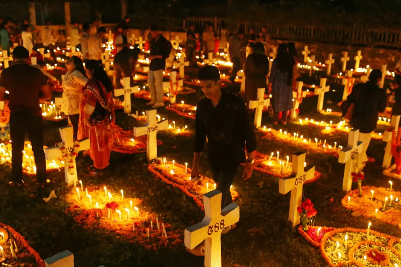 প্রার্থনার আলোয় স্মৃতির দীপ