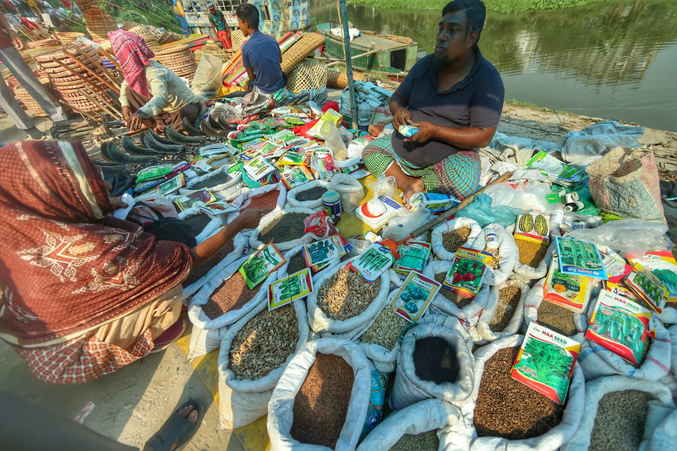 যে হাটে সংসারের গল্প বিক্রি হয় রঙিন পসরা সাজিয়ে